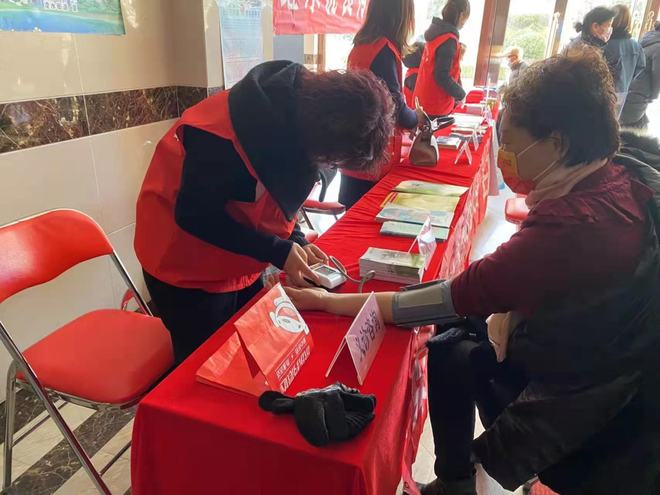 服務零距離！學雷鋒便民服務扎根巒山社區，文化藝術咨詢暖人心